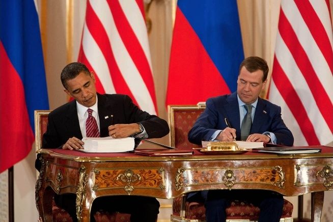 Russian and US presidents sign the New START treaty.